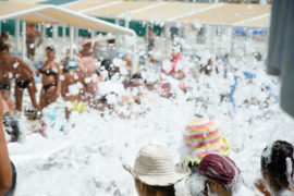 Foule dans la mousse