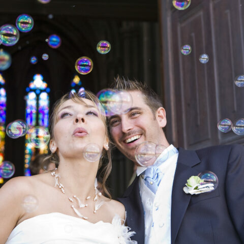 mariés jouant avec des bulles de savon