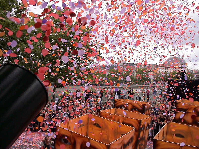 Projection-confetti-rond